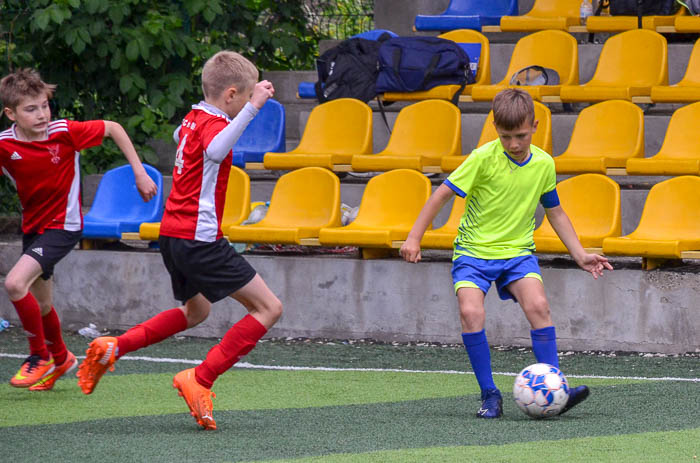 Group of people playing mini football Группа людей играющих в мини-футбол