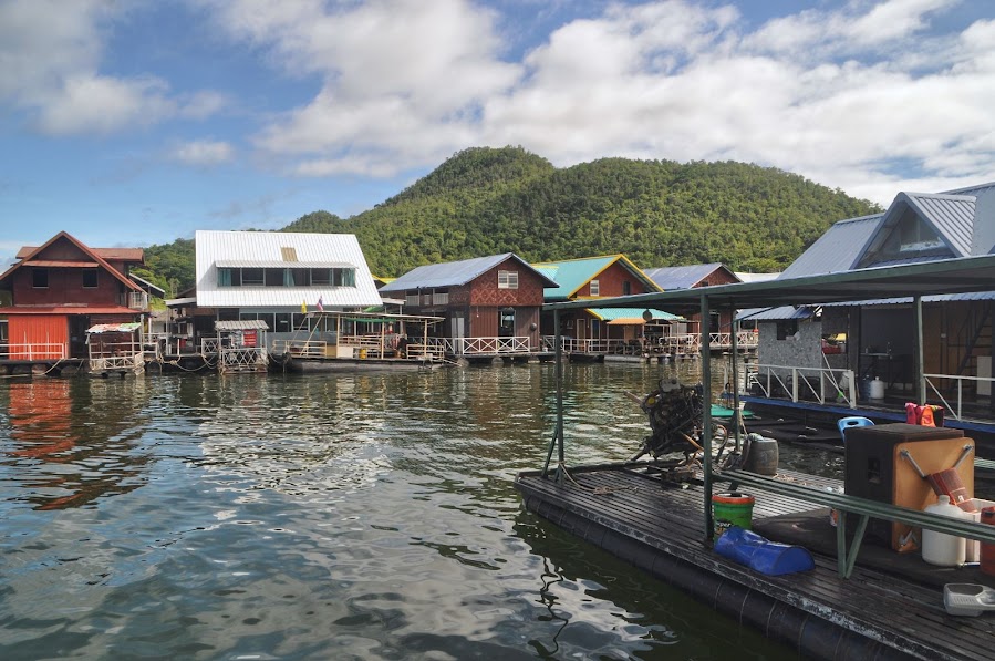 Floating community srinagarind reservoir thailand