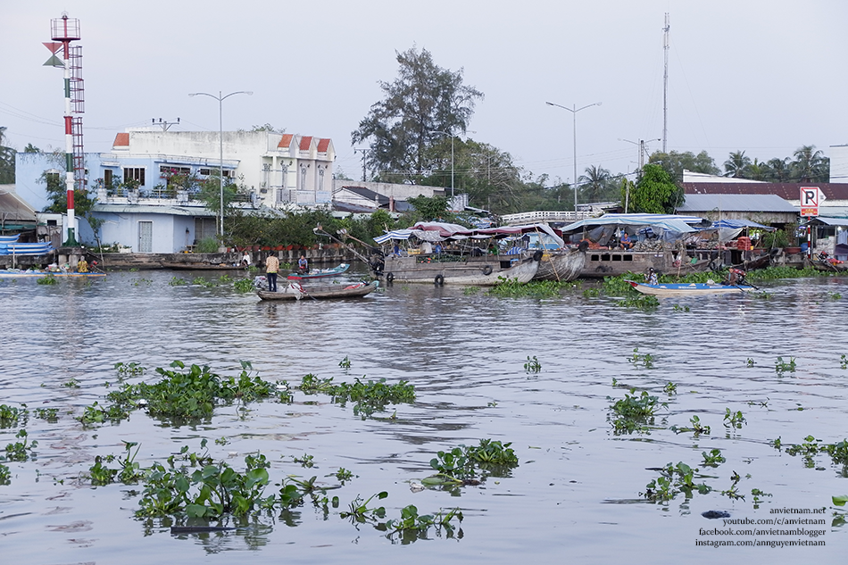 Sớm mai trên chợ nổi Ngã Năm Sóc Trăng