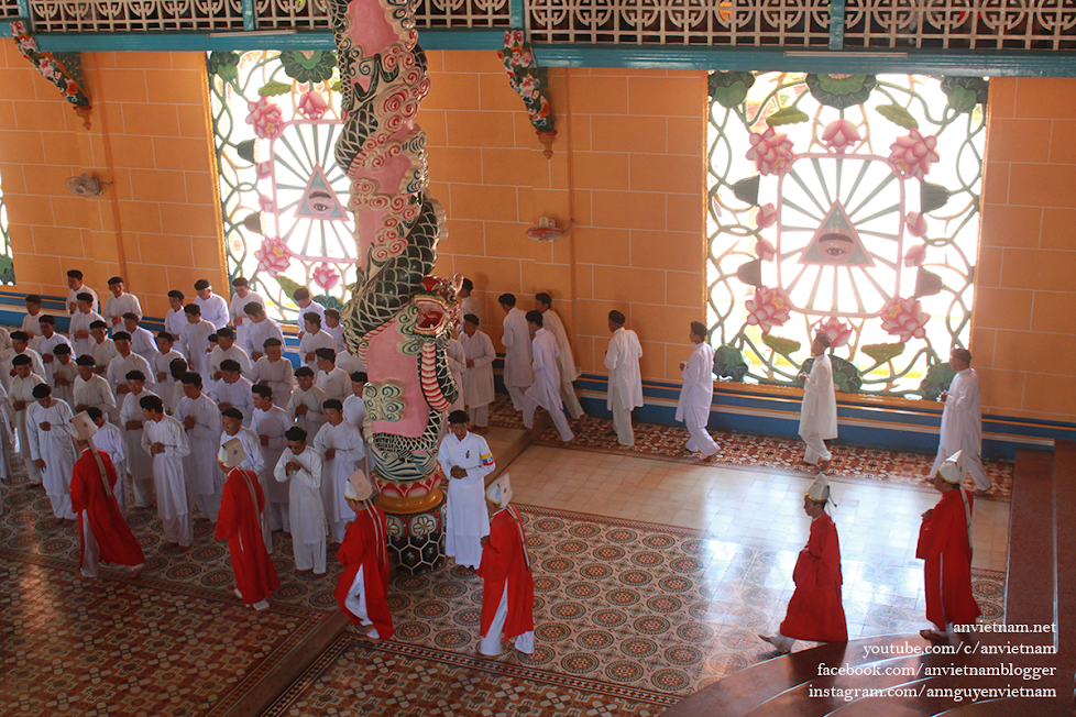 Một buổi lễ chính ở Tòa Thánh Cao Đài Tây Ninh vào năm 2012