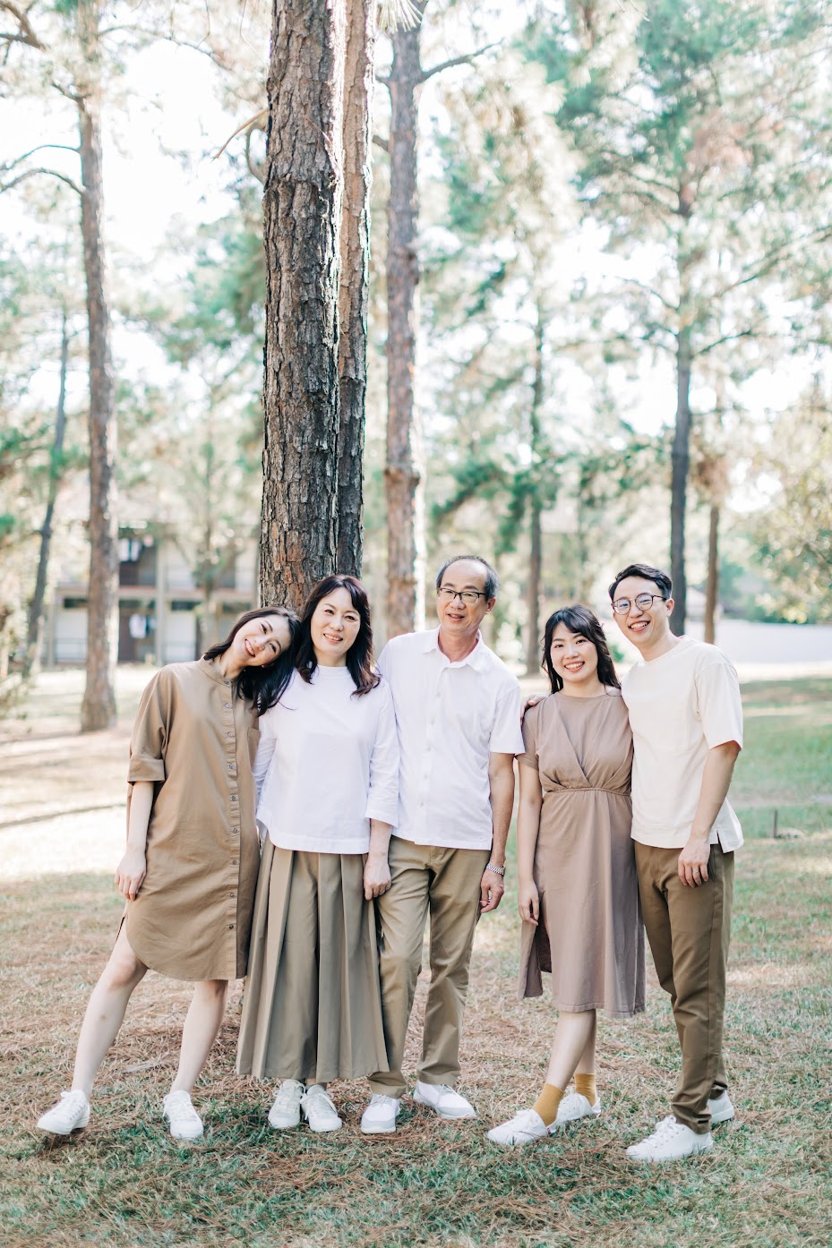 東海大學美式家庭寫真 | Hsu's Family | 戶外全家福 - 家庭照 東海大學美式家庭寫真 / 戶外 全家福 親子 / 美式婚紗婚禮 / 家庭照 , 今年秋天,我們在東海大學 ,替侑昕一家拍攝了這組 東海 外景 家庭照 ,在涼爽的季節，拍攝相當順利。這是一次非常深刻的 戶外 親子寫真 全家福 拍攝經驗,而外拍中，我們還買了可愛冰棒,在街道上為她拍攝AG的 逐光 美式 婚紗。