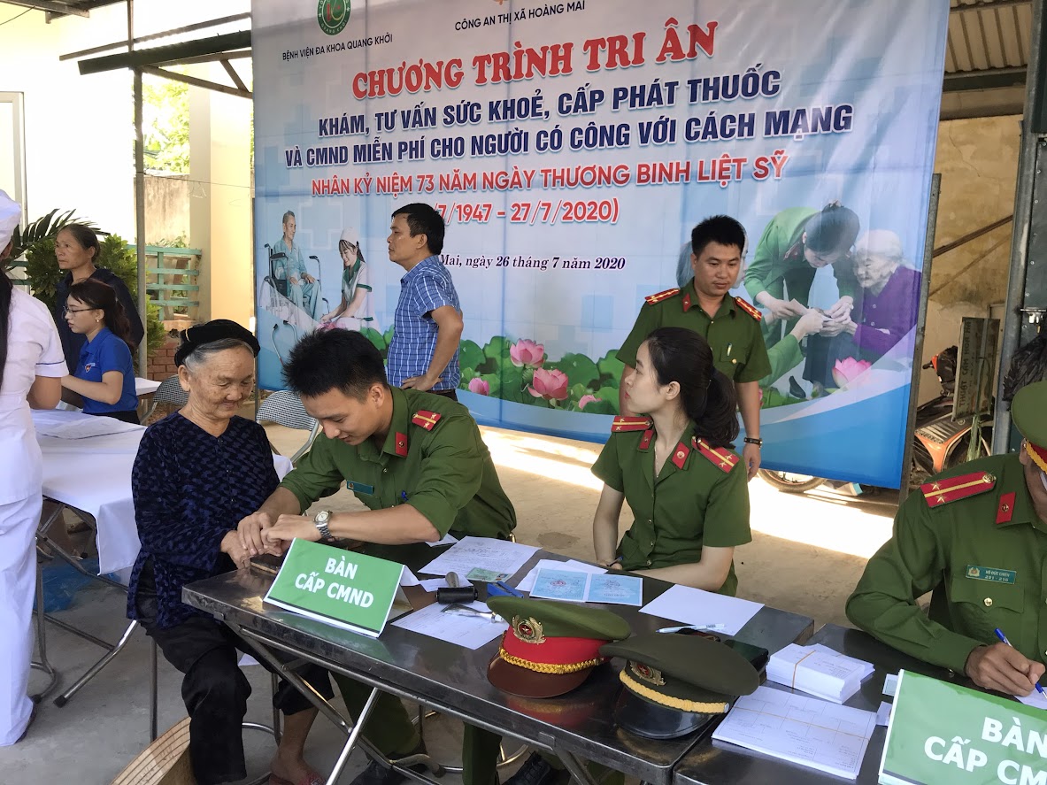 Công an TX Hoàng Mai làm thủ tục cấp CMND cho người có công với cách mạng