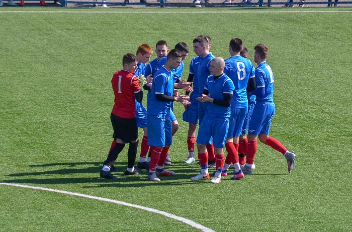 Group of people playing mini football Группа людей играющих в мини-футбол