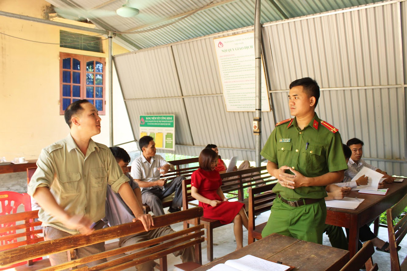 Cán bộ Đội Cảnh sát QLHC về TTXH Công an huyện Quỳ Châu hướng dẫn sử dụng, thực hành cách sử dụng bình chữa cháy để dập tắt đám cháy