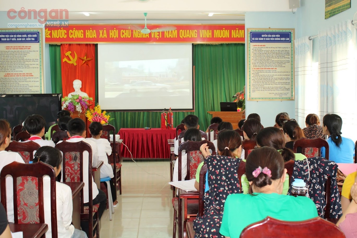 Đông đảo giáo viên và học sinh tham gia buổi tuyên truyền