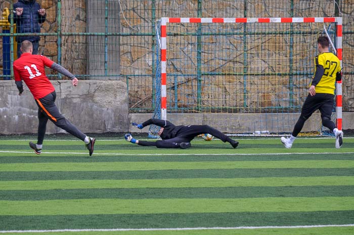 Group of people playing mini football Группа людей играющих в мини-футбол