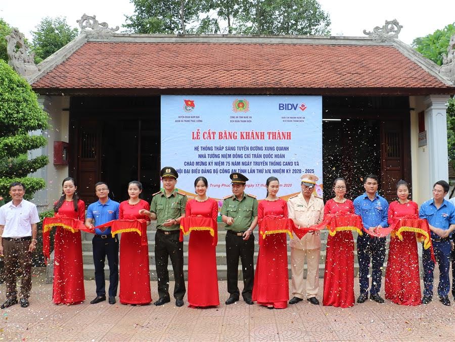 Các địa biểu cắt băng khánh thành 