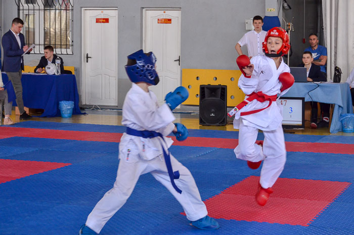 Group of people fighting karate Группа людей занимается карате