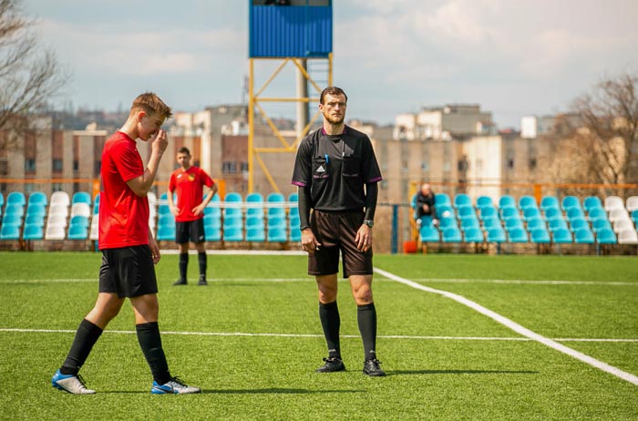 Group of people playing mini football Группа людей играющих в мини-футбол