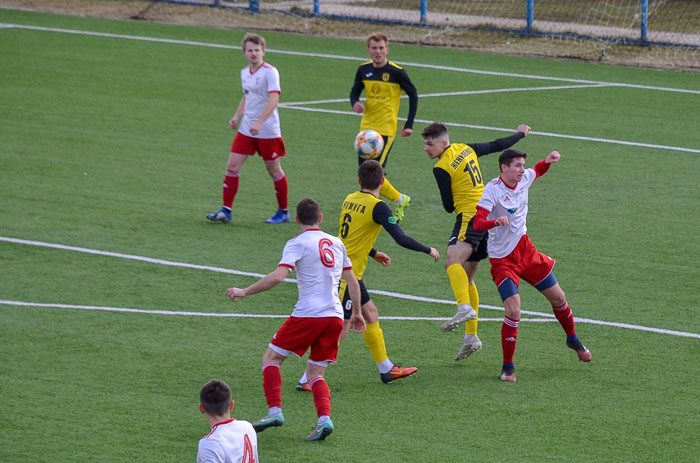 Group of people playing football Группа людей играющих в футбол