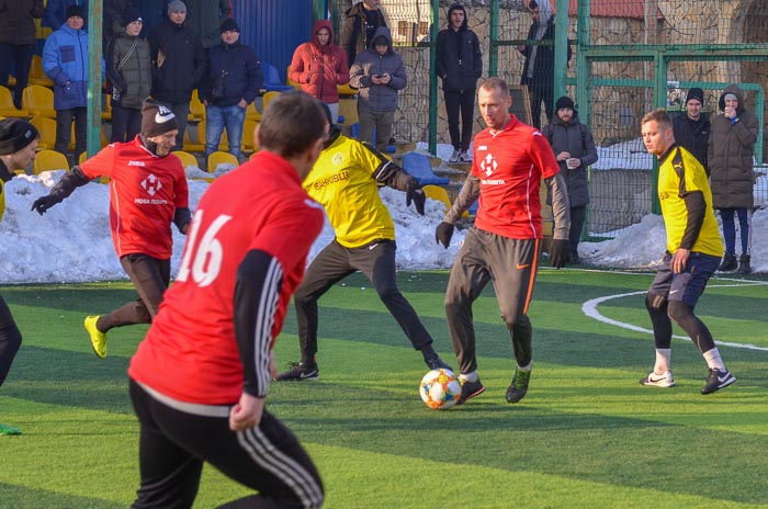 Group of people playing mini football Группа людей играющих в мини-футбол