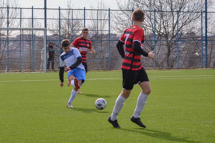 Group of people playing mini football Группа людей играющих в мини-футбол