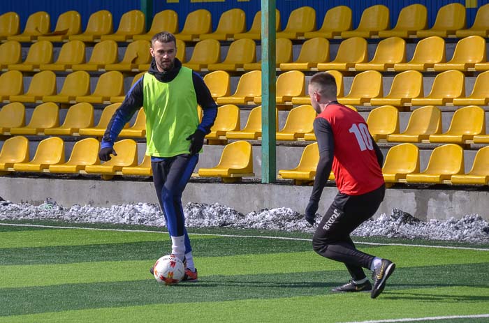 Group of people playing mini football Группа людей играющих в мини-футбол