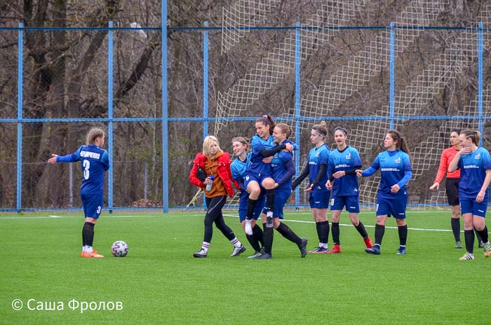 Group of people playing mini football Группа людей играющих в мини-футбол