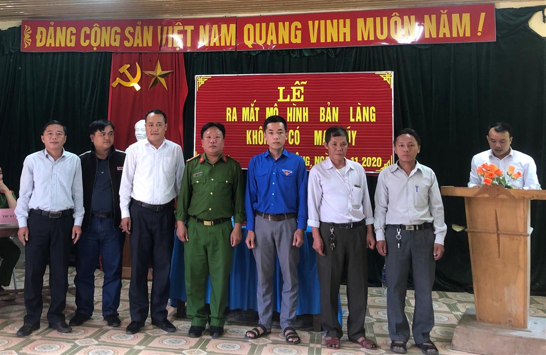 Các thành viên Ban chỉ đạo “Mô hình bản làng không có ma tuý” tại lễ ra mắt.