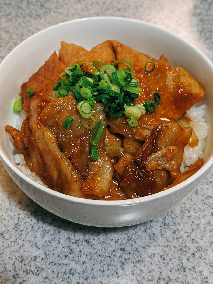 白いどんぶりに入った十勝風豚丼の画像