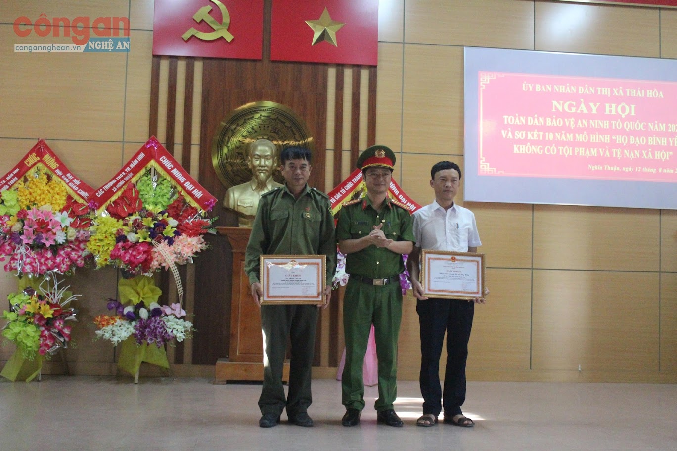 Ông Phạm Viết Sơn (ngoài cùng bên trái) nhận Giấy khen của Giám đốc            Công an tỉnh vì có thành tích xuất sắc trong thực hiện Quyết định số 521 của Thủ tướng Chính phủ về “Ngày hội toàn dân bảo vệ ANTQ” giai đoạn 2015 - 2020