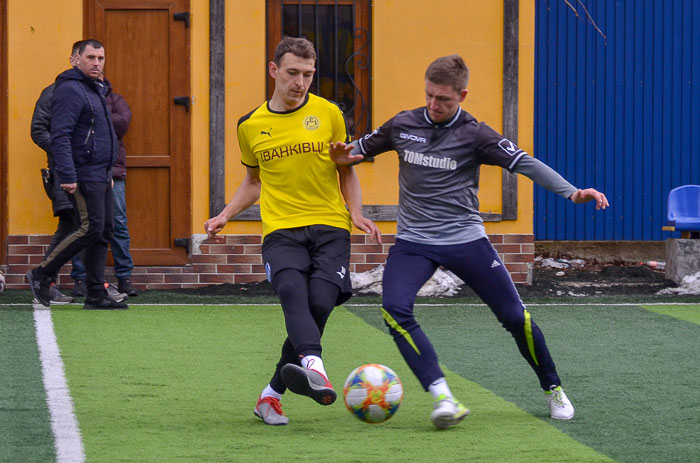 Group of people playing mini football Группа людей играющих в мини-футбол