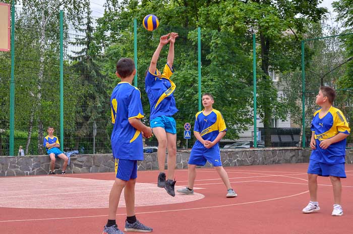 Group of people playing volleyball Группа людей играющих в волейбол