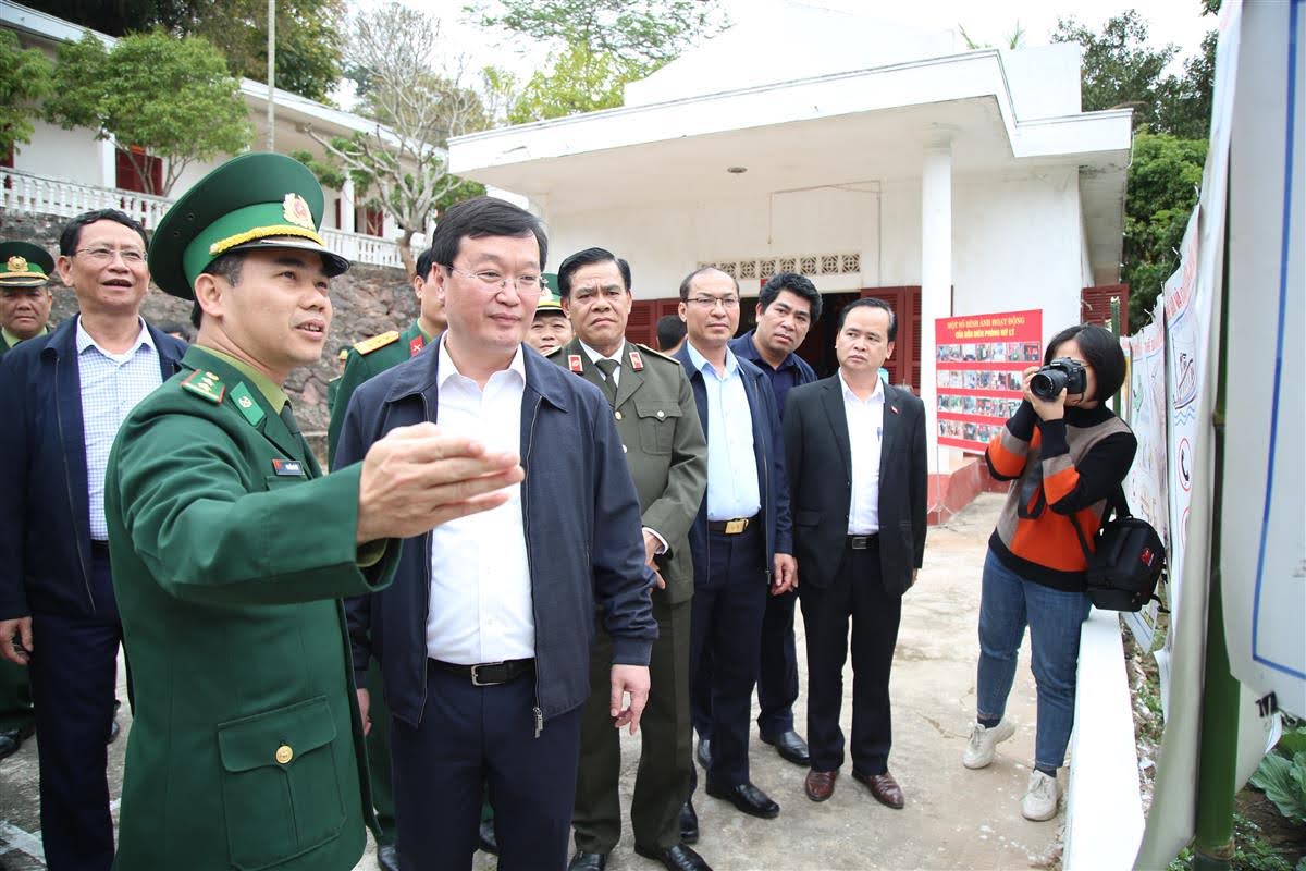 Đại diện Đồn Biên phòng Mỹ Lý giới thiệu về công tác tuyên truyền phòng, chống dịch Covid-19 với đoàn công tác của tỉnh