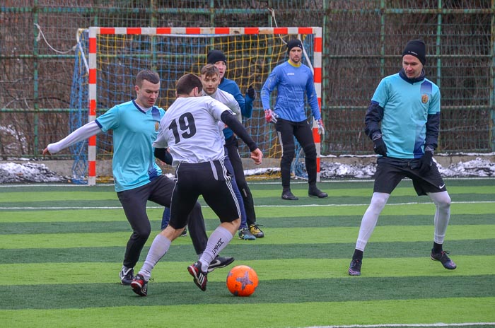 Group of people playing mini football Группа людей играющих в мини-футбол