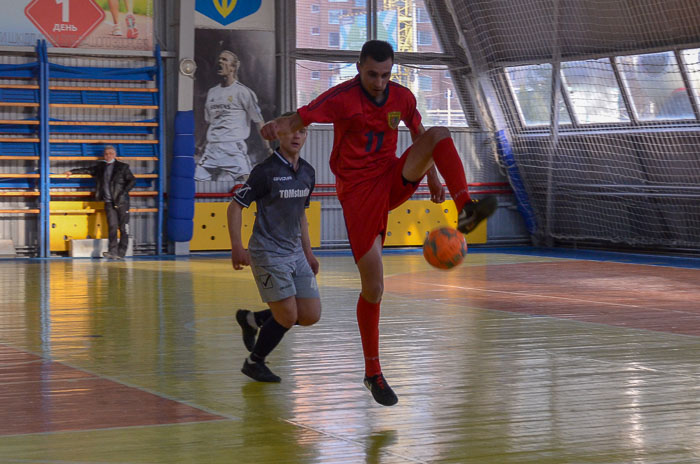 Group of people playing futsal Группа людей играющих в футзал