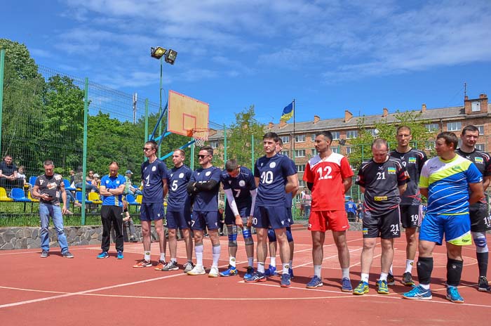 Group of people playing volleyball Группа людей играющих в волейбол