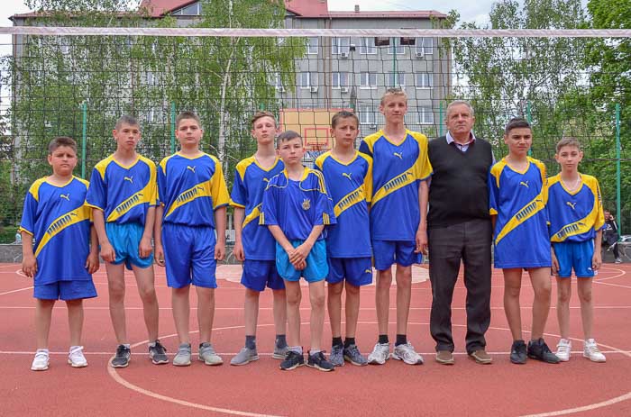 Group of people playing volleyball Группа людей играющих в волейбол