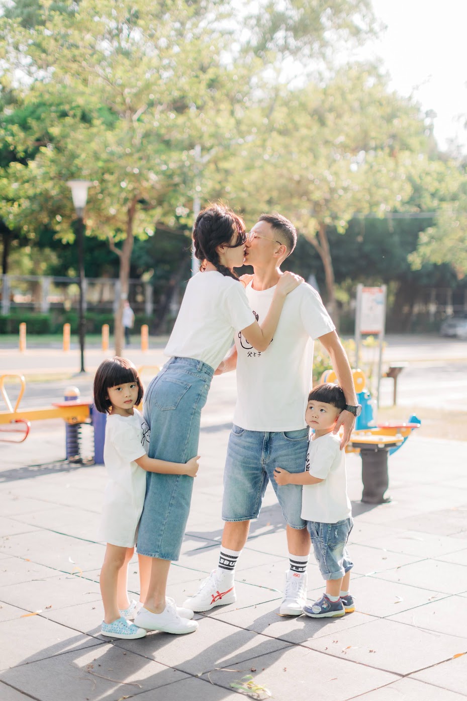 坪林森林公園家庭寫真 | Guan's Family | 戶外全家福 - 美式家庭照 坪林森林公園家庭寫真 / 戶外 親子 家庭照 / 美式婚紗婚禮 / 全家福 , 今年秋天,我們在坪林森林公園 ,為可愛的怡端一家拍攝了 外景 陽光 親子照 ,在風和日麗的下午，拍攝也很順利。這是一次非常深刻的 戶外 全家福 親子寫真 拍攝經驗,途中還在草地上,為他們拍攝AG的 逐光 美式 婚紗。