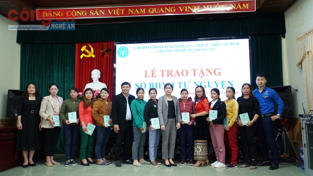 Đại diện lãnh đạo BHXH tỉnh Nghệ An và Hội từ thiện  TP Hồ Chí Minh trao tặng sổ BHXH cho người dân