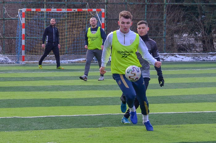 Group of people playing mini football Группа людей играющих в мини-футбол