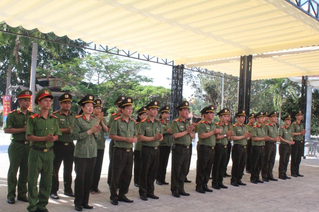 Đoàn bày tỏ tấm lòng biết ơn trước công lao của các anh hùng liệt sỹ