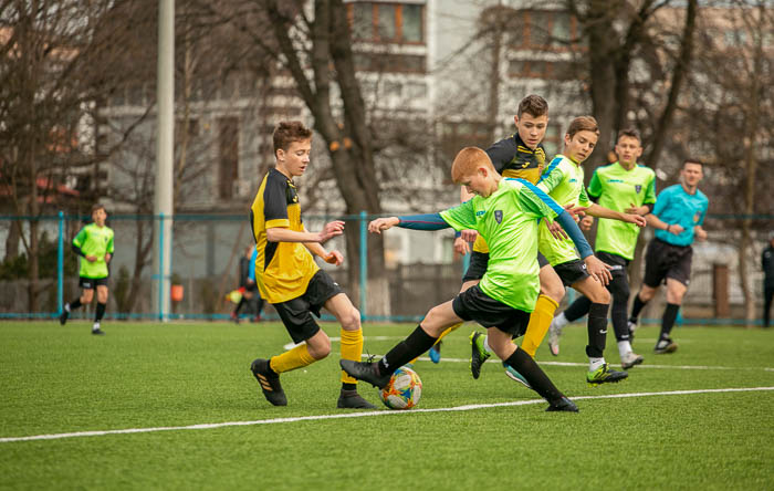 Group of people playing mini football Группа людей играющих в мини-футбол