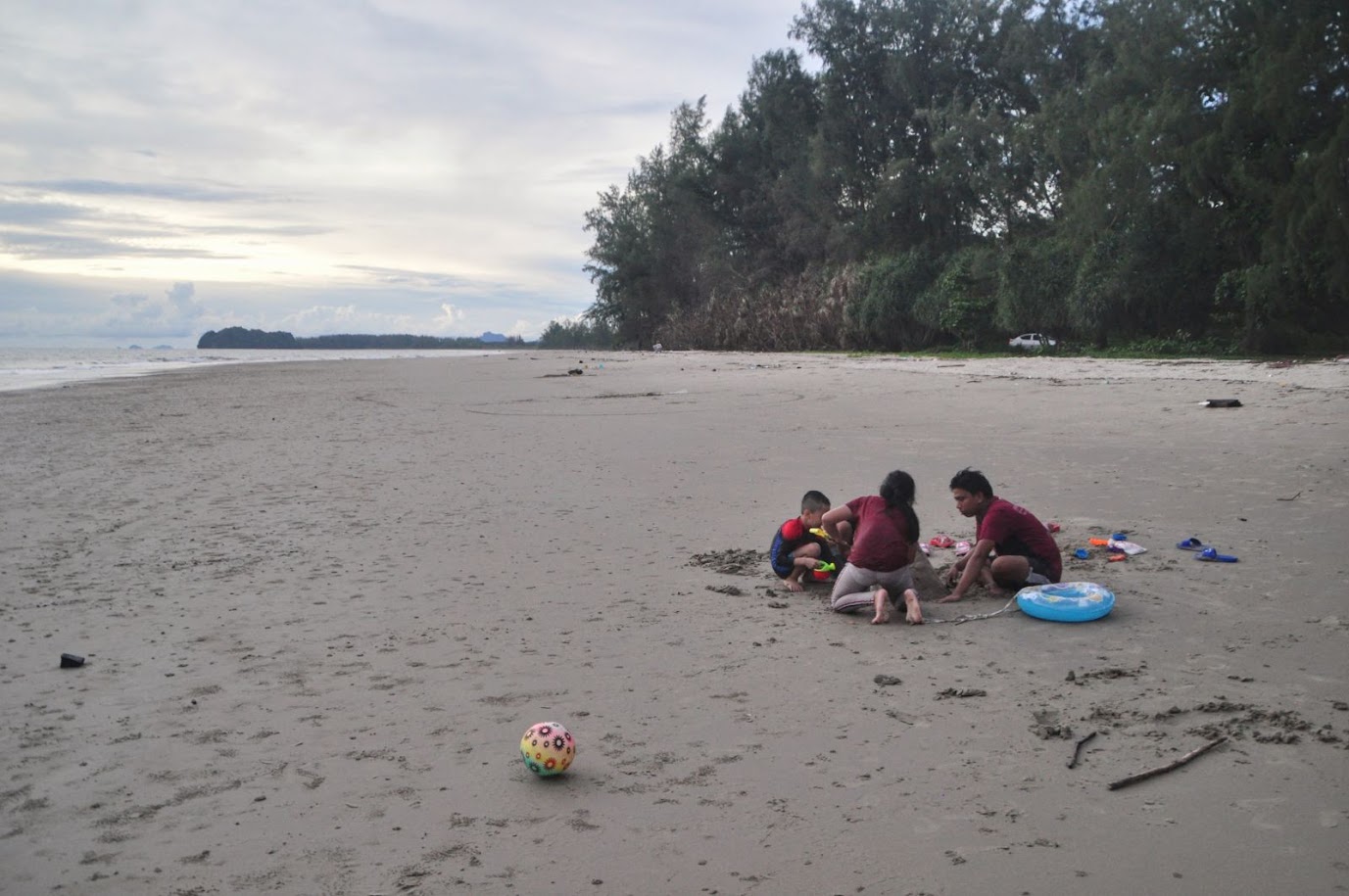 Hat Yao Beach
Thailand
Bucket and spade
Family playing