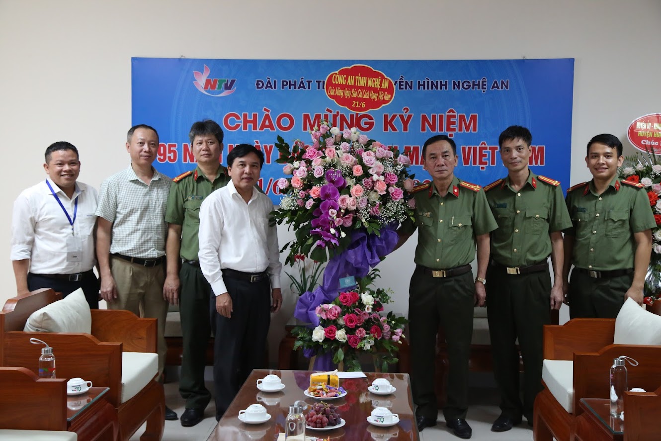 1.	Đại tá Lê Xuân Hoài - Phó Giám đốc Công an tỉnh chúc mừng đội ngũ phóng viên Truyền hình An ninh Nghệ An