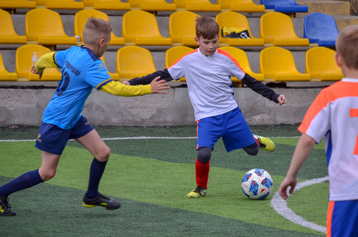 Group of people playing mini football Группа людей играющих в мини-футбол