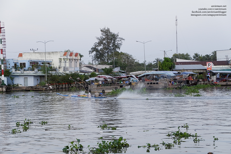 Sớm mai trên chợ nổi Ngã Năm Sóc Trăng