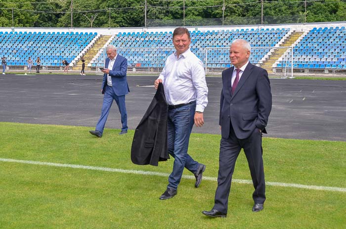 Group of people playing mini football Группа людей играющих в мини-футбол