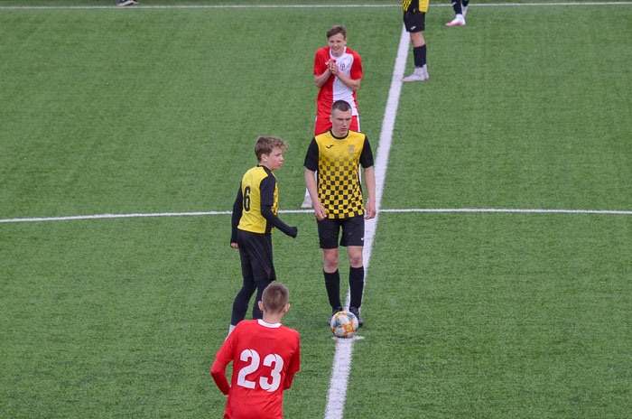 Group of people playing mini football Группа людей играющих в мини-футбол