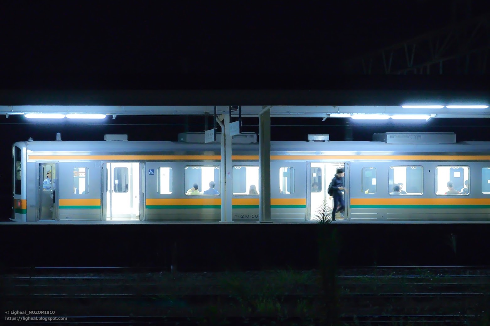 夜の𠮷原駅に停車中の211系