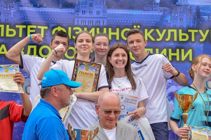 Group of people playing mini football Группа людей играющих в мини-футбол