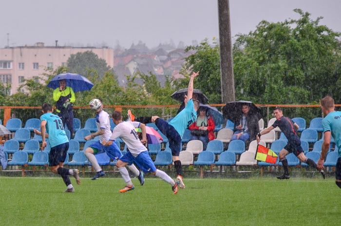 Group of people playing mini football Группа людей играющих в мини-футбол