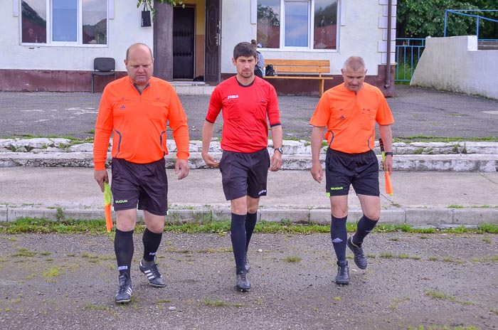 Group of people playing mini football Группа людей играющих в мини-футбол