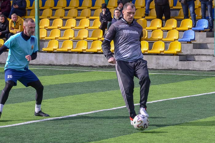 Group of people playing mini football Группа людей играющих в мини-футбол