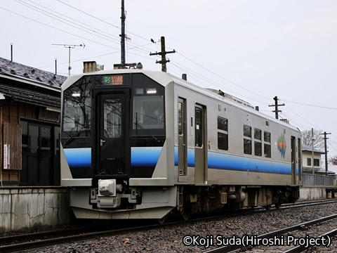 JR東日本　五能線　GV-E400系　岩舘にて_02