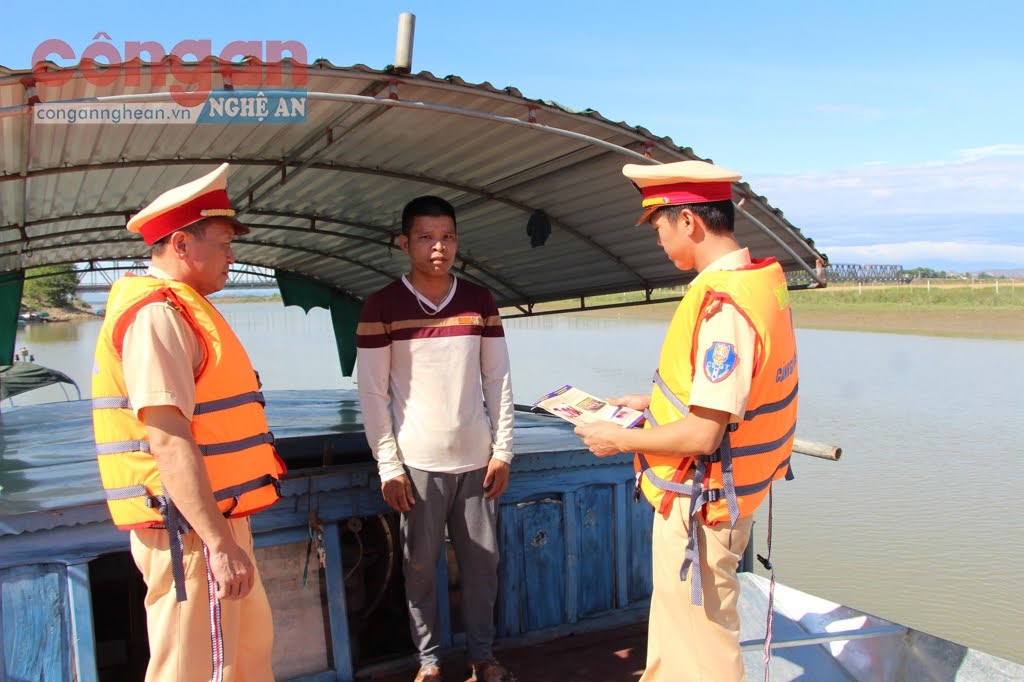 Lực lượng Cảnh sát Đường thủy phát tờ rơi tuyên truyền Luật Giao thông đường thủy nội địa cho chủ phương tiện hoạt động trên tuyến sông Lam