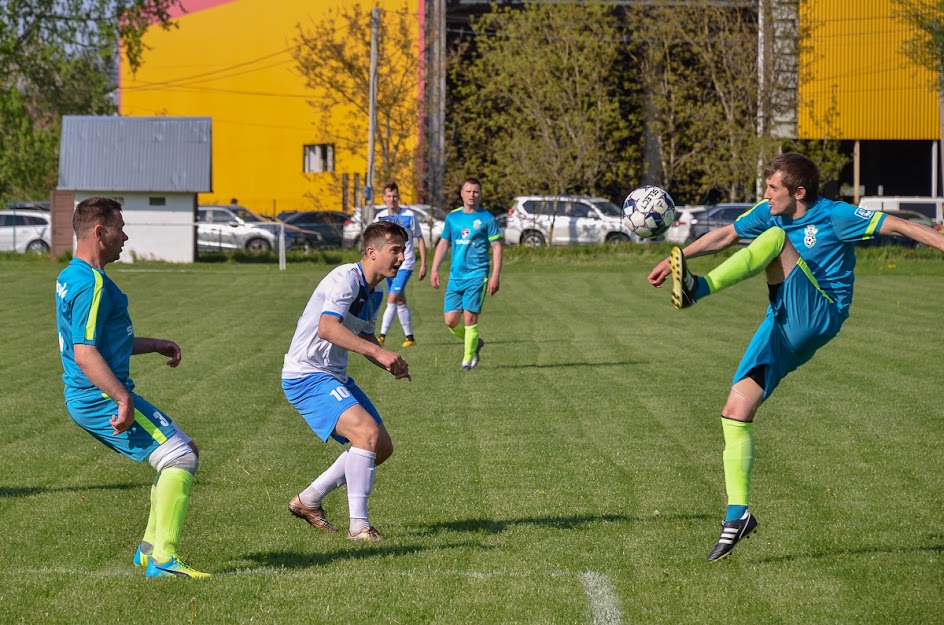 Group of people playing mini football Группа людей играющих в мини-футбол