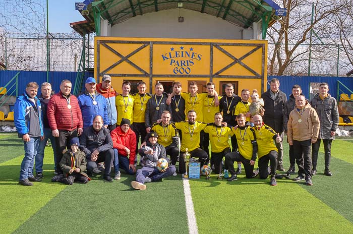 Group of people playing mini football Группа людей играющих в мини-футбол