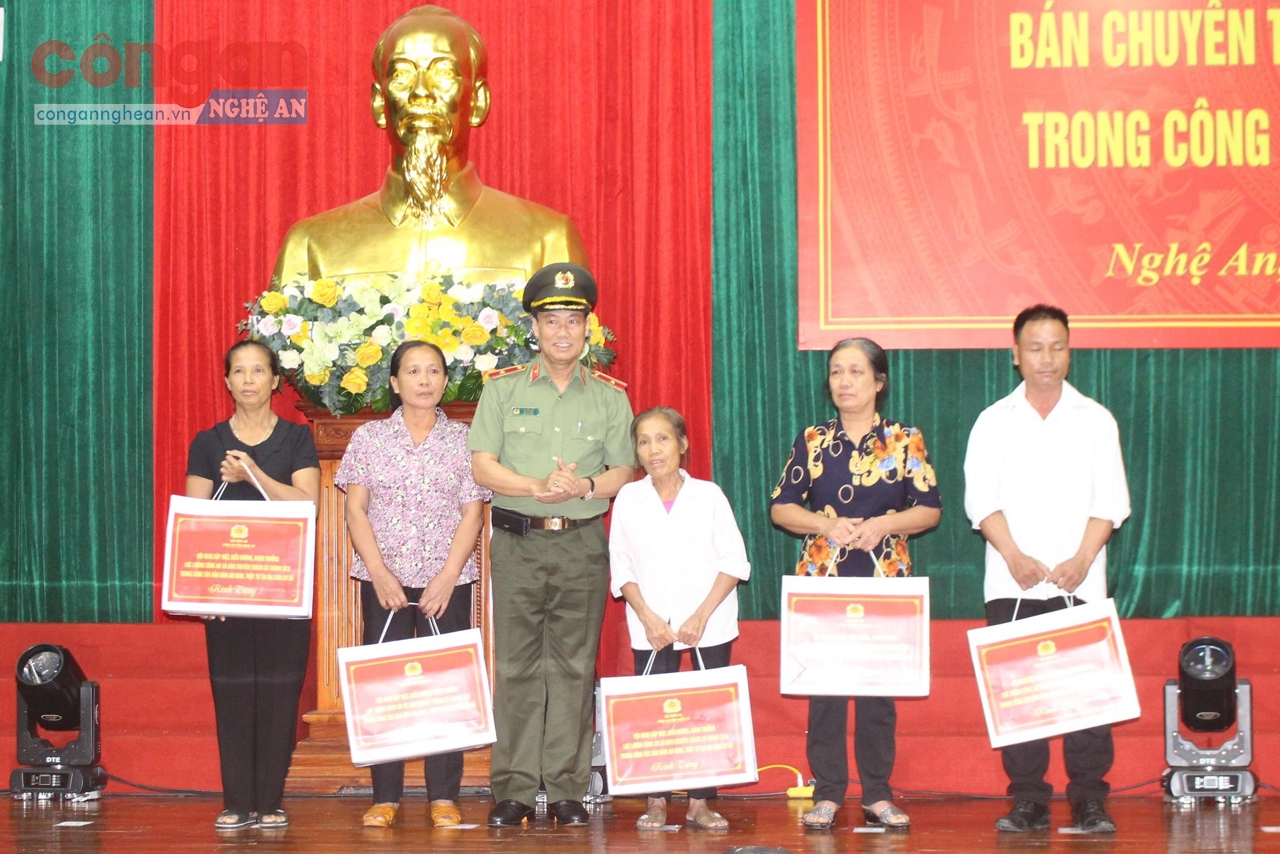Đồng chí Thiếu tướng Lê Tấn Tới, Thứ trưởng Bộ Công an tặng quà cho thân nhân gia đình có Công an xã hi sinh