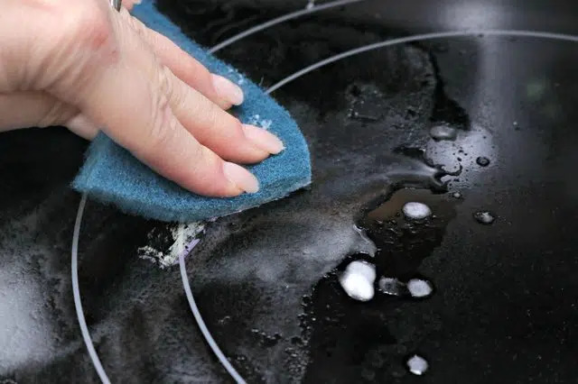 dùng miếng rửa chén chà đi phần nhựa còn lại